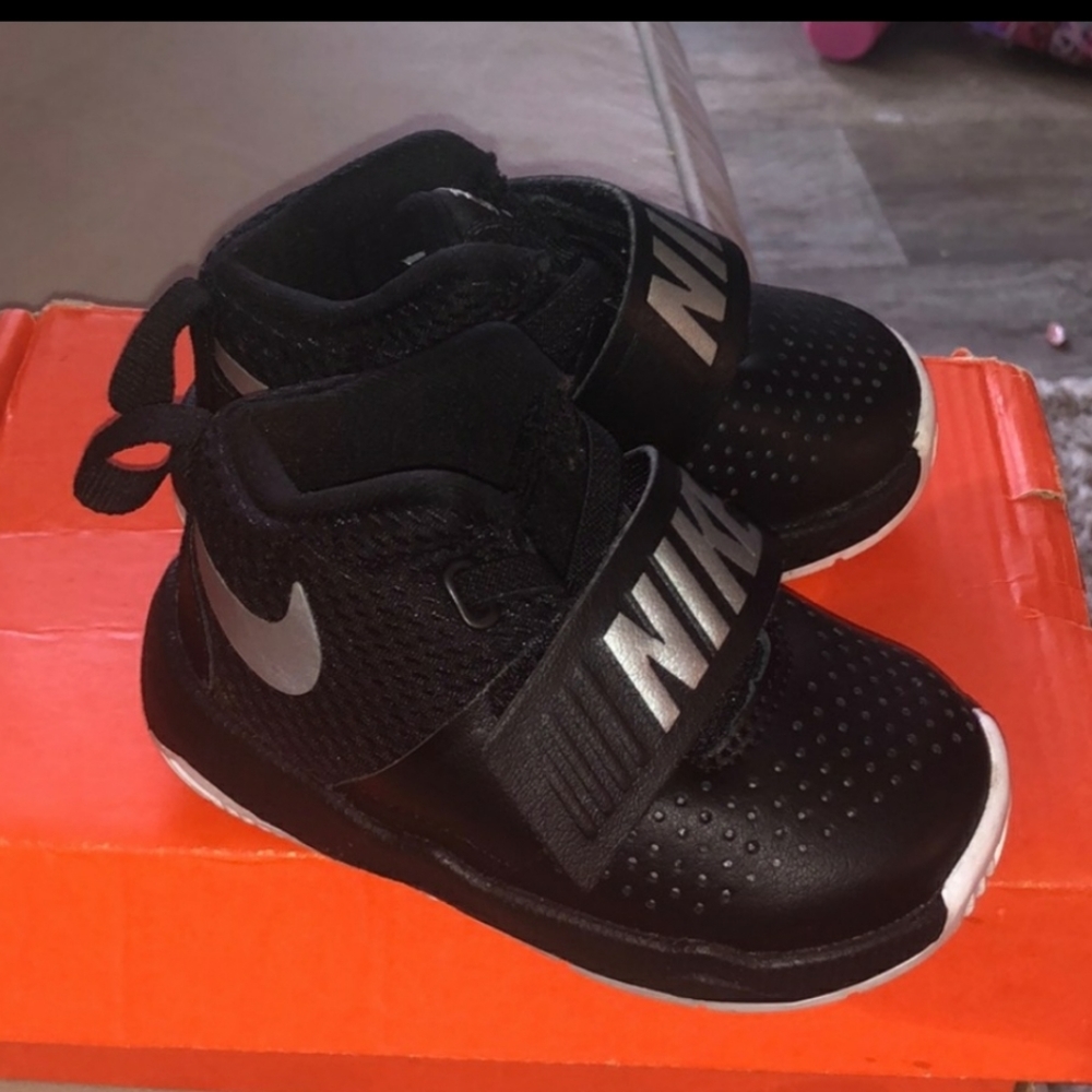 Toddler Nike team hustle 4c with Velcro strap
